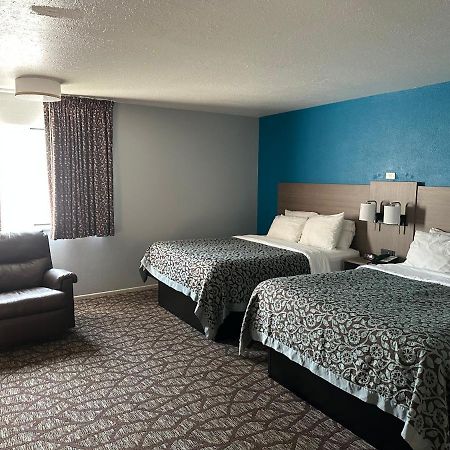 Baymont By Wyndham Manistee Hotel Exterior foto